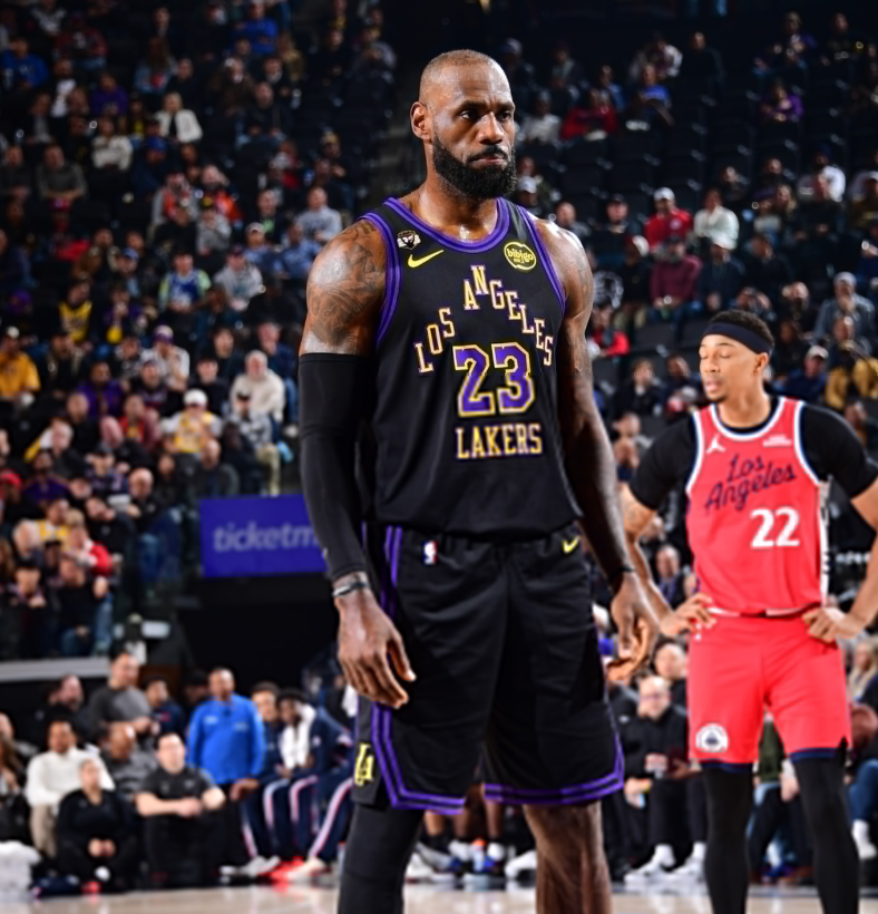 直播入口-轰23+6+5再刷历史首人纪录!詹皇末节引两波攻防浪潮 41岁不服老